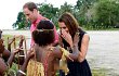 Kate Middleton Canggung Disambut Wanita Topless dari Kepulauan Solomon