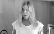 Jennifer Aniston Pamer Kehamilan di Iklan Glaceau Smartwater