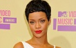 Rihanna Bikin Tato untuk Tuhan