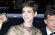 Gaun Transparan Anne Hathaway Terinjak Pria