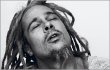 Brad Pitt Tiru Gaya Rambut Bob Marley untuk Sesi Pemotretan