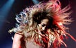 Lagi-Lagi Payudara Jennifer Lopez 'Ngintip' Saat Konser