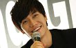 Lee Seung Gi Peluk Fans dan Sukses Nyanyi di Jakarta