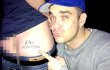 Robbie Williams Pose di Sebelah Pantat Fans