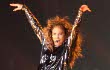 Fans Hadiahkan Mawar Merah pada Jennifer Lopez di Konser Jakarta