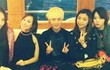 Foto Yesung Bahagia Diapit f(x) di Hong Kong