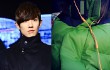 Lee Joon MBLAQ Bagi-Bagi Hadiah untuk Kru film Barunya