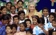 Paris Hilton Menari Bersama Anak India