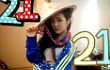 Dara 2NE1 Bergaya Pakai Hadiah dari Fans Vietnam