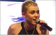 Miley Cyrus Pamer Belahan Payudara Saat Manggung di California