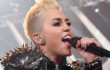 Miley Cyrus Pegang Bagian Intimnya Saat Konser VH1 Divas