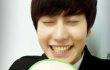 Imutnya Selca Kyuhyun SuJu Tirukan Wajah Boneka