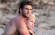 Liam Hemsworth dan Miley Cyrus Liburan Romantis di Pantai