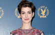 Anne Hathaway Tiru Gaya Michael Jackson Saat Jalan Bareng Suami