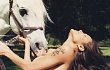 Foto Topless Angelina Jolie Dicium Kuda Dilelang Rp 500 Juta