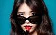 IU Tampil Beda dengan Lipstick Merah Menyala untuk Iklan