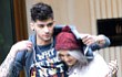 Romantisnya Zayn Malik 1D Lindungi Pacar dari Hujan dengan Jaket
