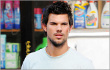 Taylor Lautner Kepergok Ciuman dengan Cewek Misterius di Pesta