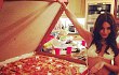 Vanessa Hudgens Rayakan Perilisan DVD dengan Pizza Raksasa