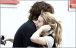 Emma Roberts Nangis Sesenggukan di Pelukan Pacar Usai Ditahan