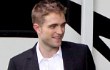 Gantengnya Rob Pattinson Pakai Setelan Jas Saat Syuting 'Maps to the Stars'