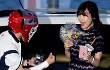 Inilah Wajah Kaget Tiffany SNSD Disambut Reporter Pakai Helm Baseball