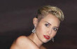 Miley Cyrus Seksi Naik Moge di Pemotretan Harper's Bazaar