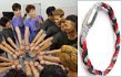 TVXQ Kenakan Gelang Kembaran dengan Seluruh Staf Tarik Perhatian Fans