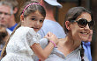 Suri Cruise Alami Patah Tulang Lengan