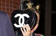 Malu dengan Wartawan, Miley Cyrus Tutupi Wajah Pakai Tas