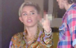 Miley Cyrus Merokok dan Acungkan Jari Tengah ke Paparazzi