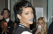 Uniknya Rihanna Pakai Lipstik Biru dan Baju Transparan