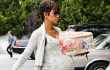 Halle Berry Tetap Nyaman Belanja Sendiri Meski Hamil Besar
