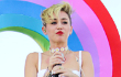 Miley Cyrus Nangis Bawakan 'Wrecking Ball' Saat Konser