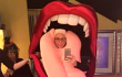 Jenny McCarthy Jadi Lidah Miley Cyrus untuk Rayakan Halloween