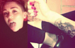 Miley Cyrus Tato Wajah Nenek di Lengannya