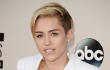 Kartu Kredit Miley Cyrus Ditolak Saat Belanja?