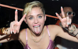Miley Cyrus Jelaskan Alasannya Suka Berpose Julurkan Lidah