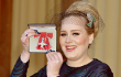 Adele Terima Penghargaan dari Kerajaan Inggris