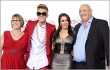 Nenek Minta Justin Bieber Naikkan Celananya
