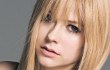 Avril Lavigne Tampil Beda Tanpa Eyeliner