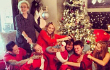 Miley Cyrus Bagi Foto Serunya Merayakan Natal Bareng Keluarga