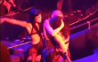 Miley Cyrus Cium Penari Cewek di Konser Las Vegas Britney Spears