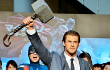 Chris Hemsworth Bawa Palu Saat Promo 'Thor' di Jepang