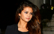 Selena Gomez Tampil Berani dengan Celana Super Pendek