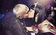 Miley Cyrus Cium Bibir Katy Perry di Konser 'Bangerz'