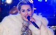 Tak Sempat Ganti Kostum, Miley Cyrus Pakai Pakaian Dalam di Konser 'Bangerz'