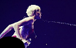 Miley Cyrus Tak Kapok Sembur Fans Saat Konser 'Bangerz'