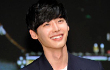 Dikritik Tepis Tangan Fans di Bandara, Lee Jong Suk Minta Maaf
