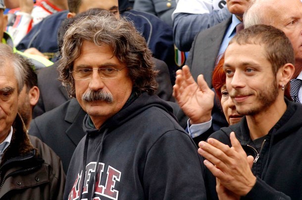 Valentino Rossi Bantu Dorong Motor Marco Simoncelli Menuju 